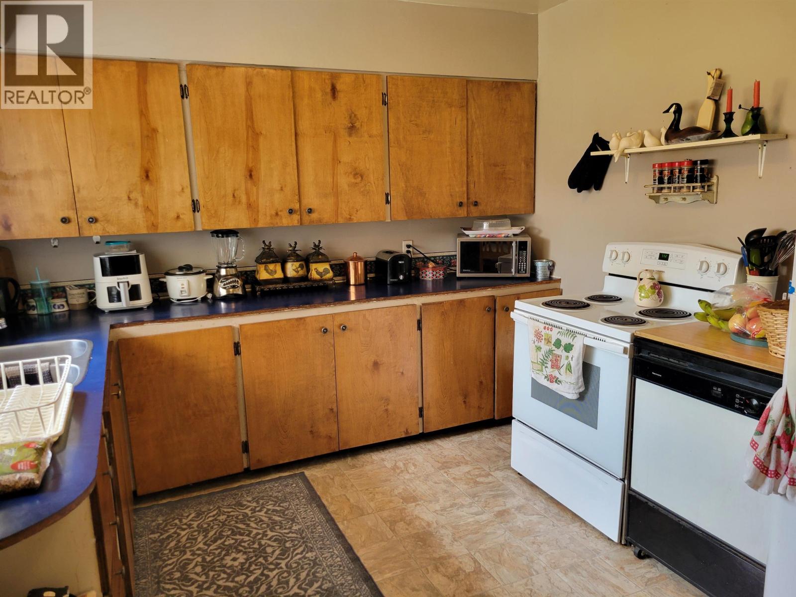380 CONNAUGHT STREET - 5