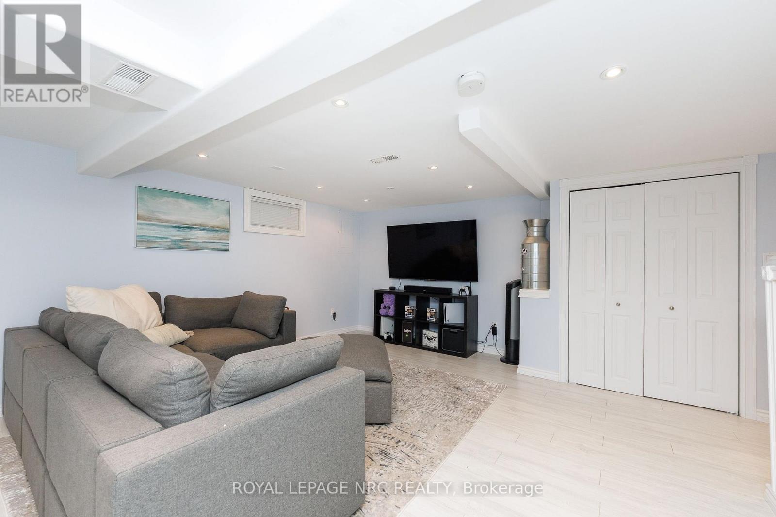 105 VENTURA DRIVE - 23