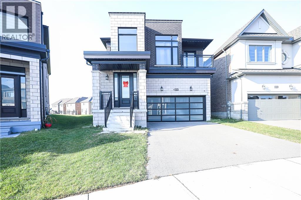 125 SILVERWOOD Crescent - 2