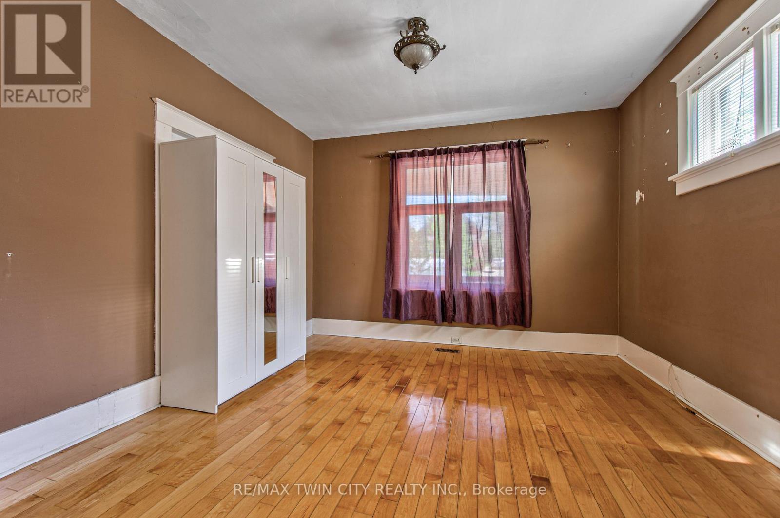 22 HERLAN AVENUE - 16