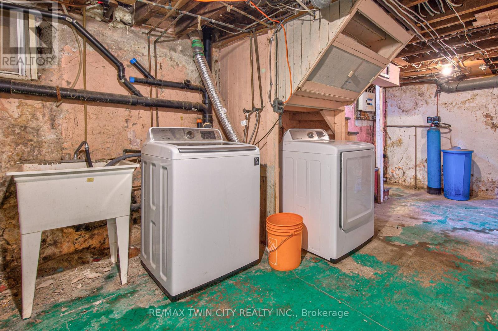 22 HERLAN AVENUE - 24