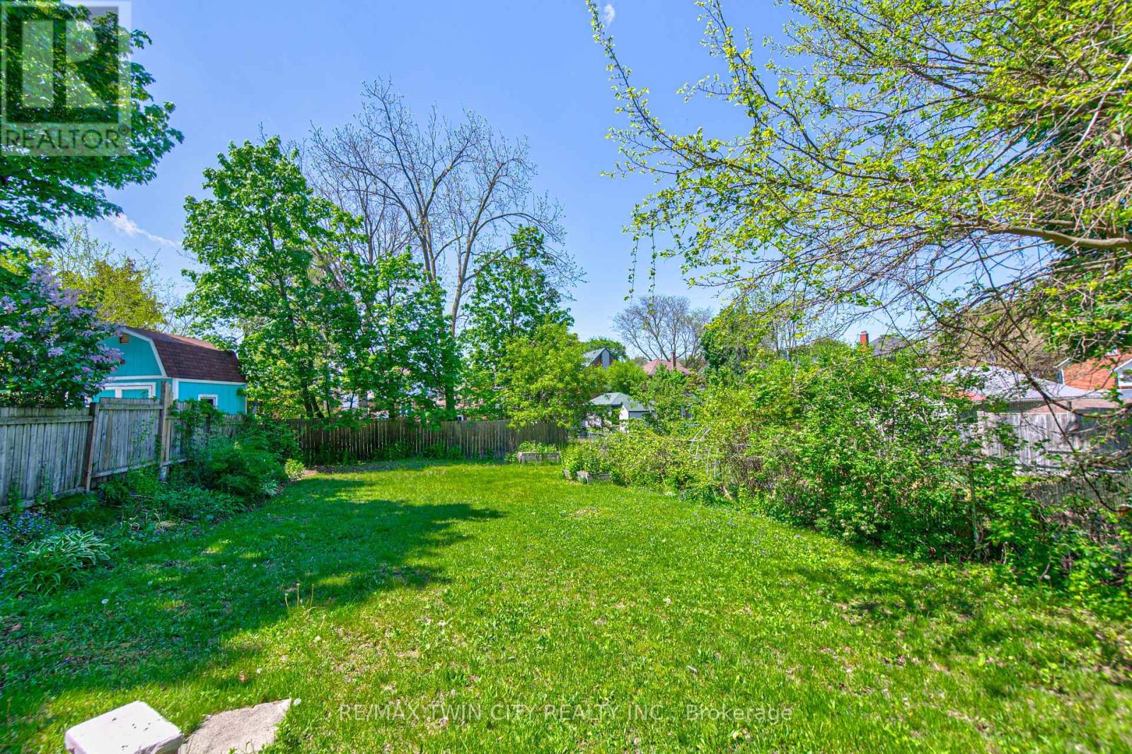 22 HERLAN AVENUE - 32