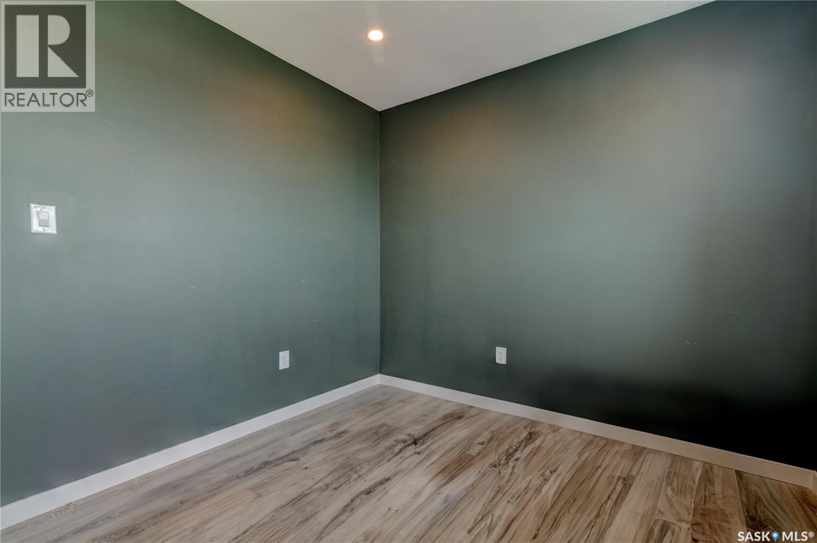 17 Longman DRIVE - 18