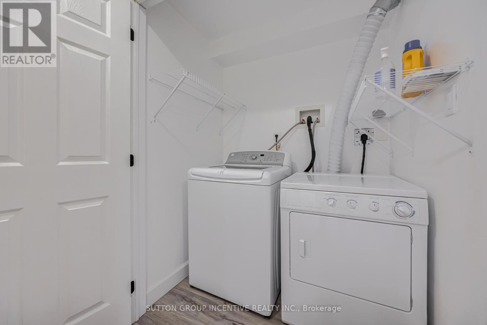 46 VIKING DRIVE - 35