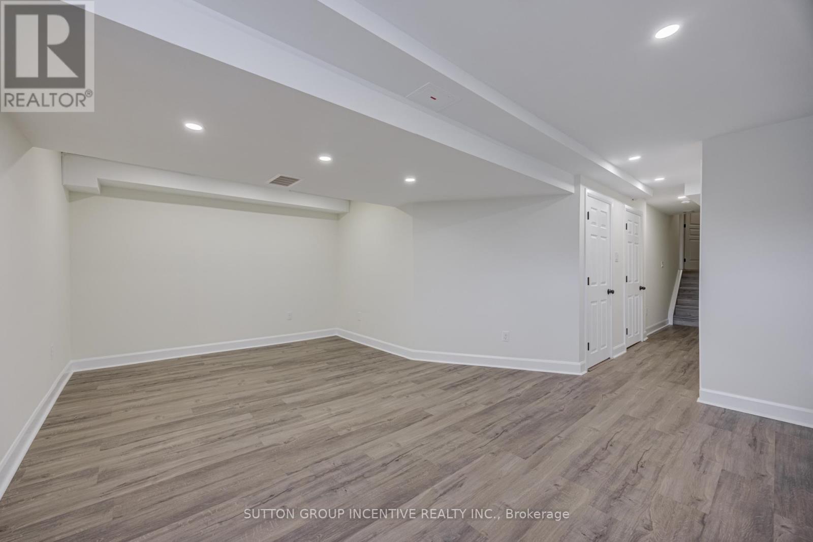 46 VIKING DRIVE - 33