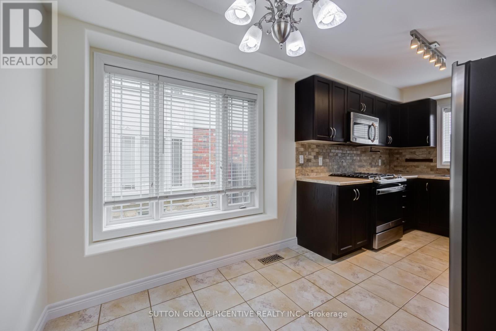 46 VIKING DRIVE - 12