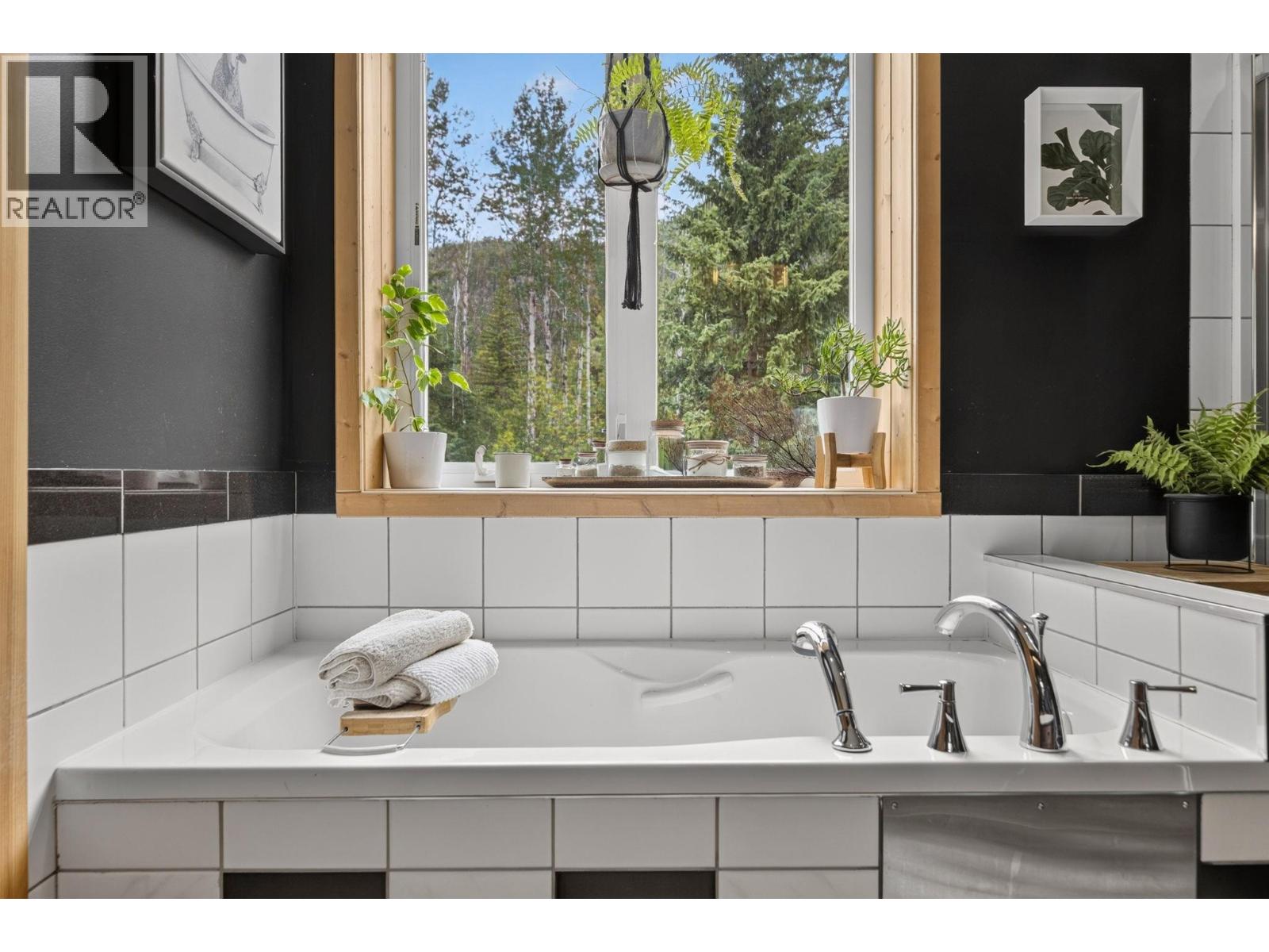 1124 FISH LAKE Road W - 32