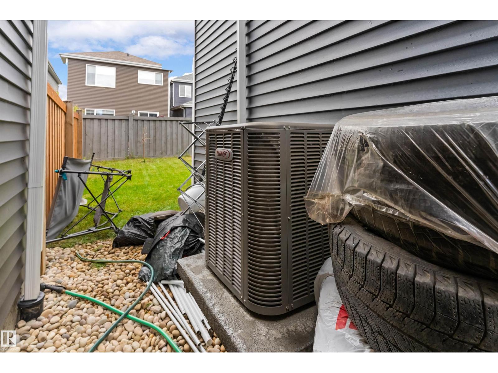 16624 32 AV SW - 47