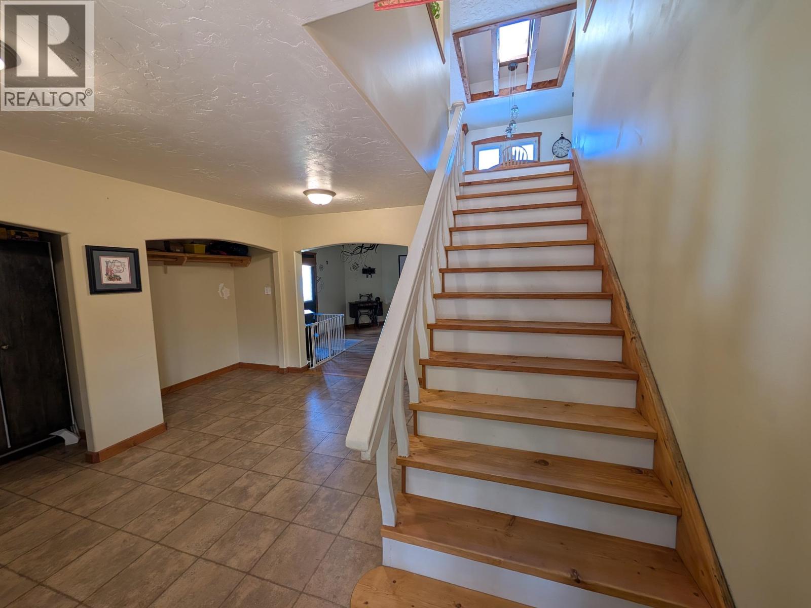 1249 FIR CRESCENT - 6