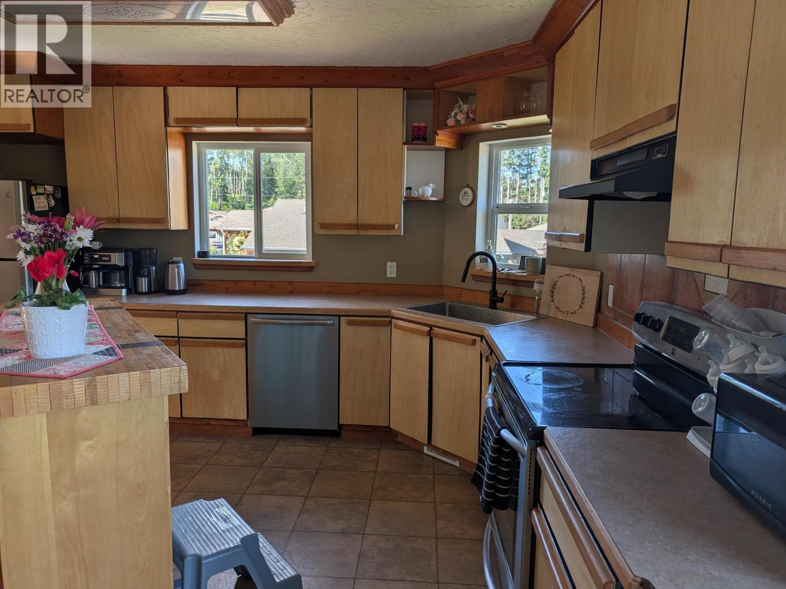 1249 FIR CRESCENT - 10