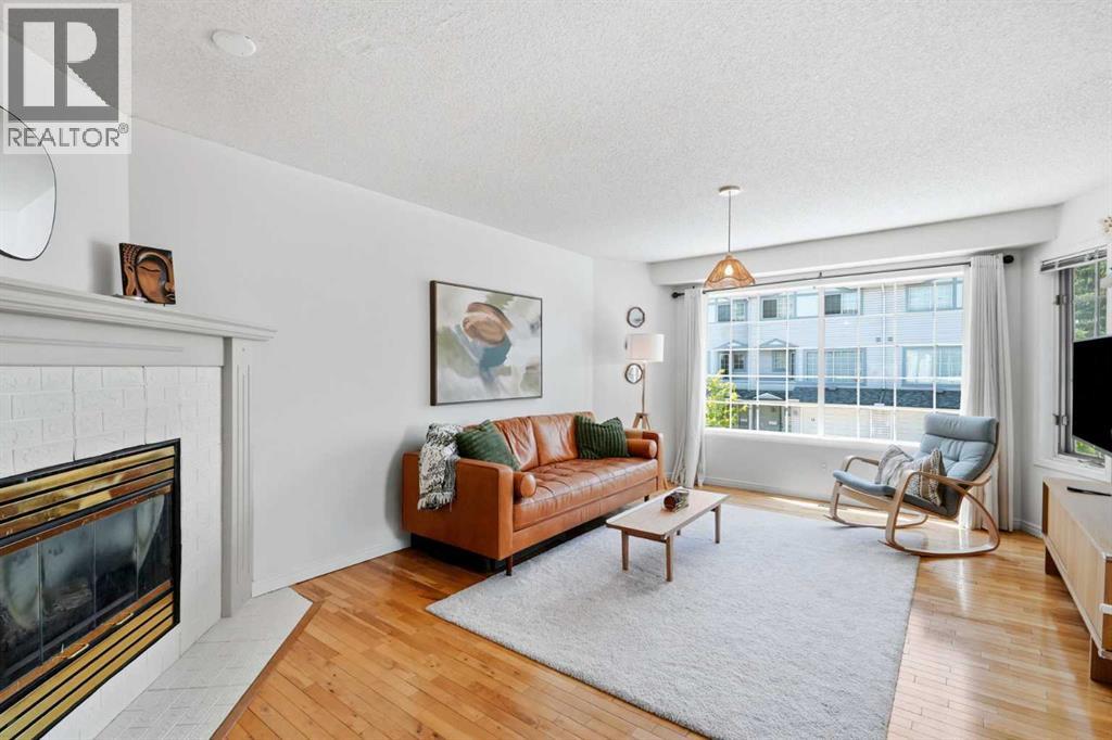 16 Kingsland Court SW, Kingsland, Calgary photo 4