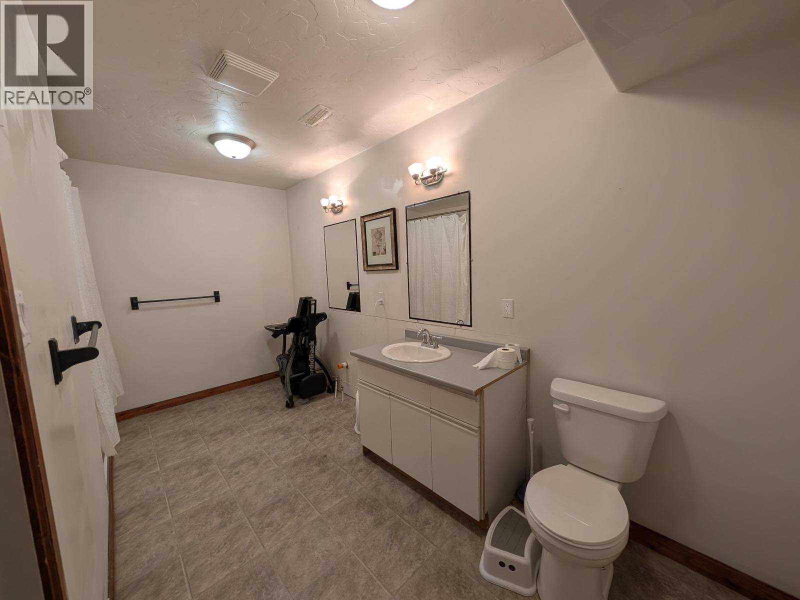 1249 FIR CRESCENT - 29