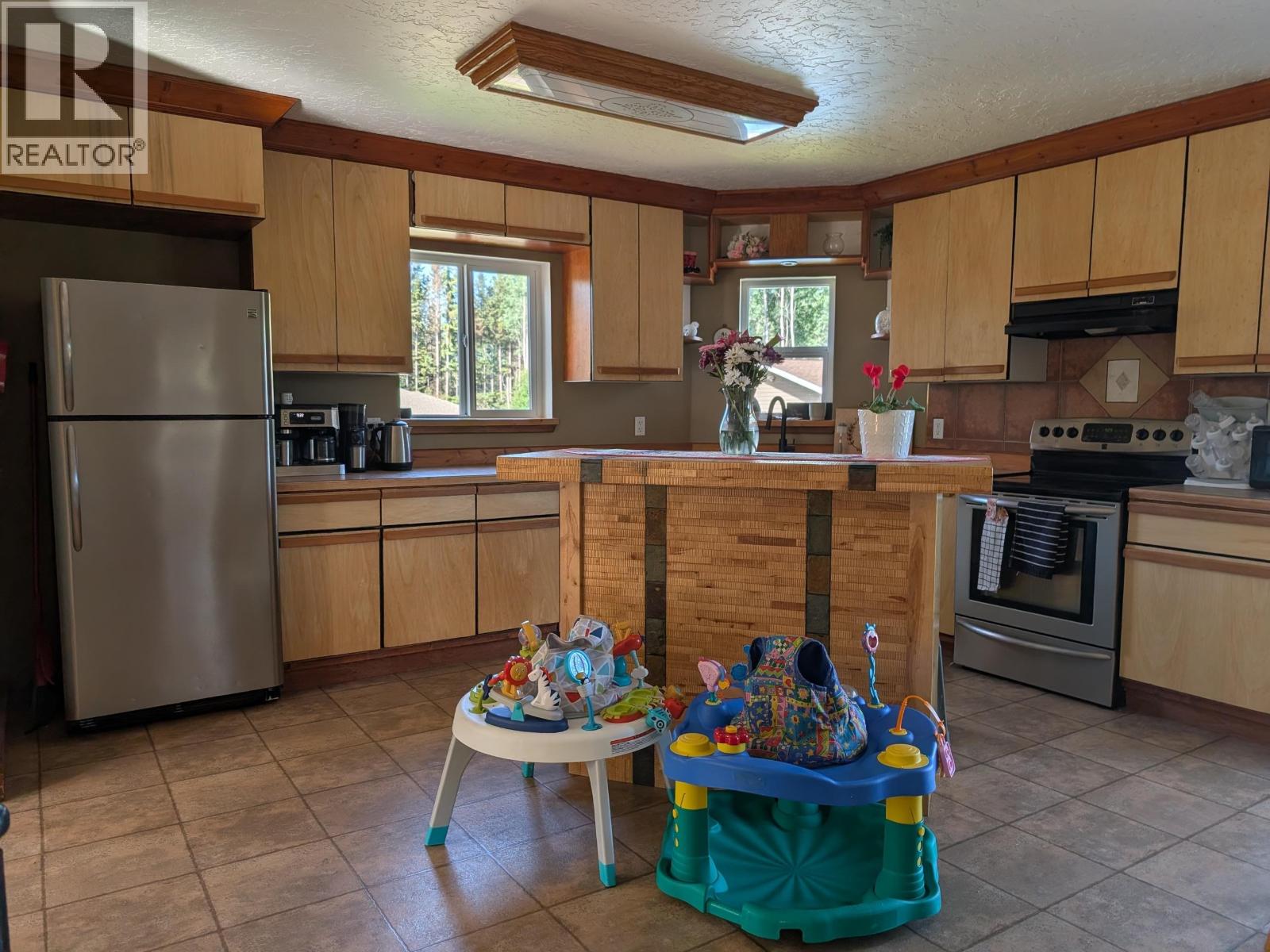 1249 FIR CRESCENT - 11