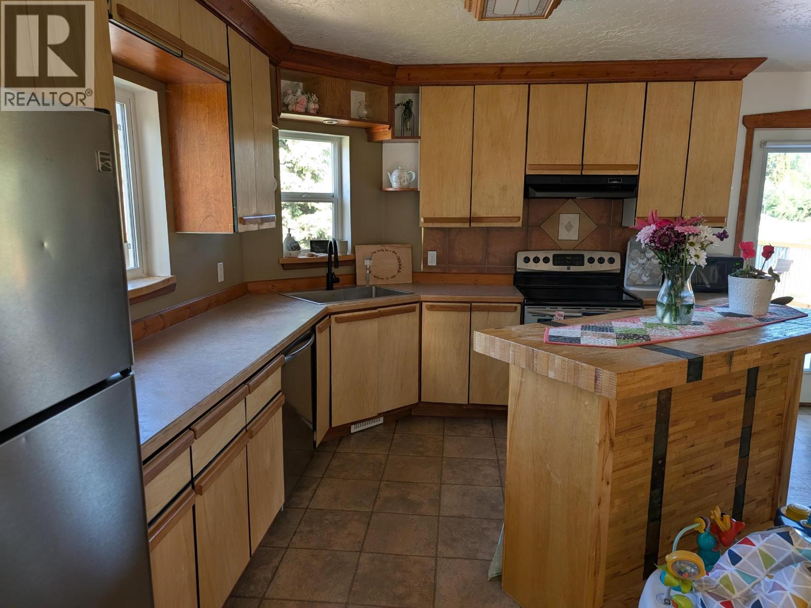 1249 FIR CRESCENT - 12