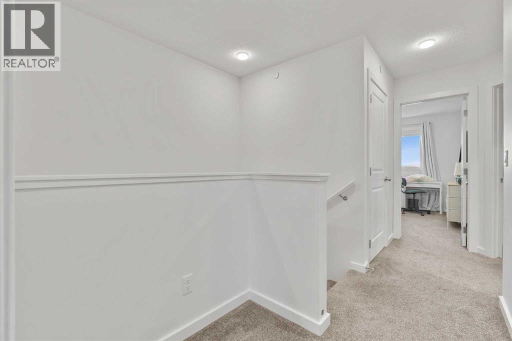 228 Livingston View NE - 16