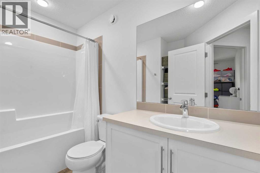 228 Livingston View NE - 21