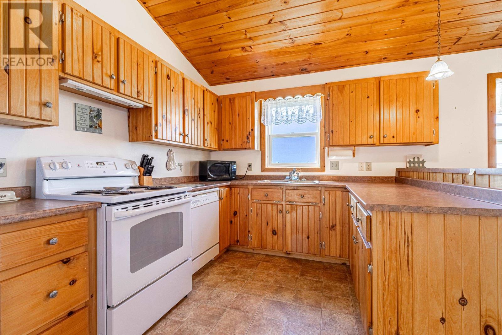 212 BASINVIEW Crescent - 16