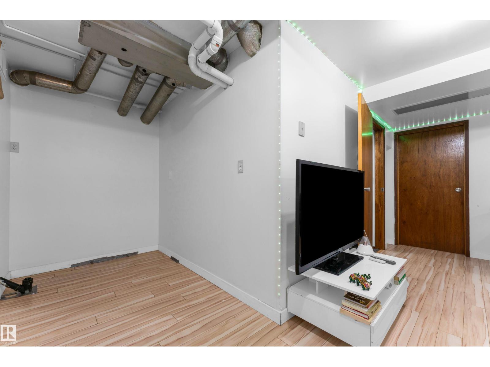 1316 35 ST NW - 32