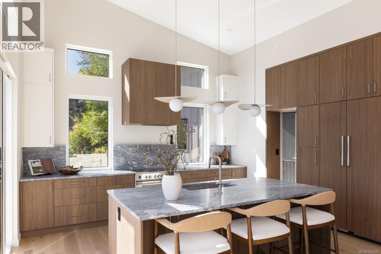  1677 Lands End Road, North Saanich