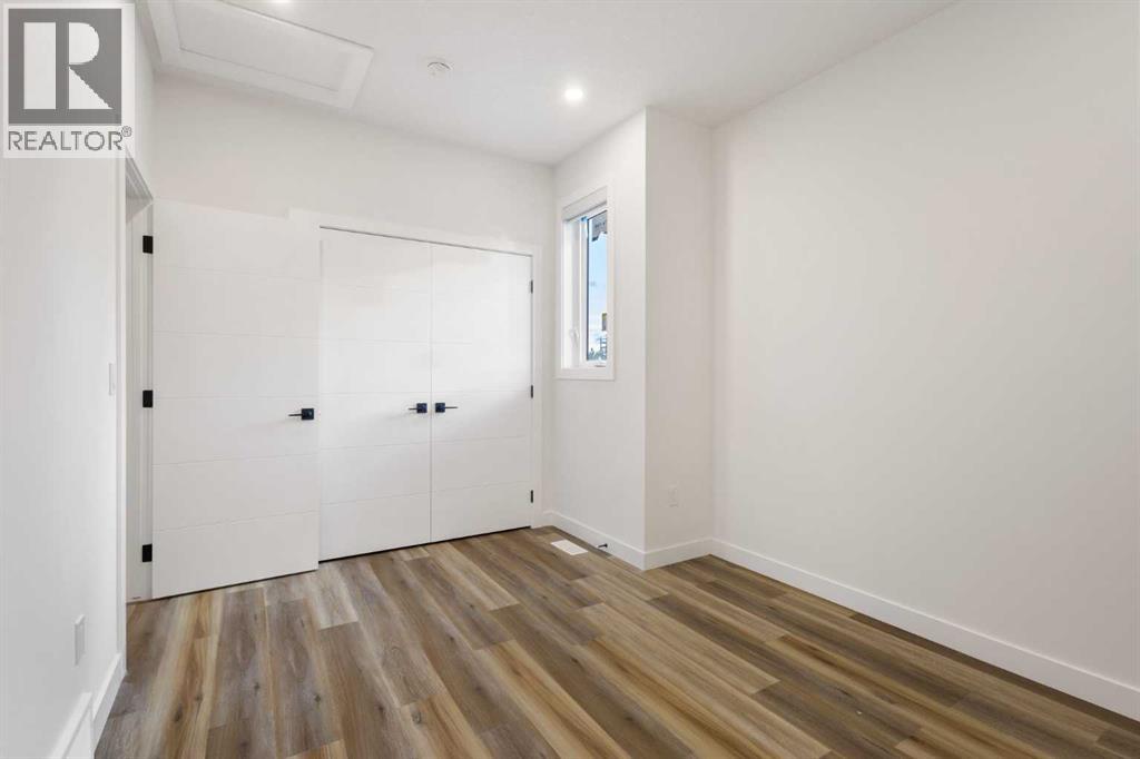 2426 25 Avenue NW - 27