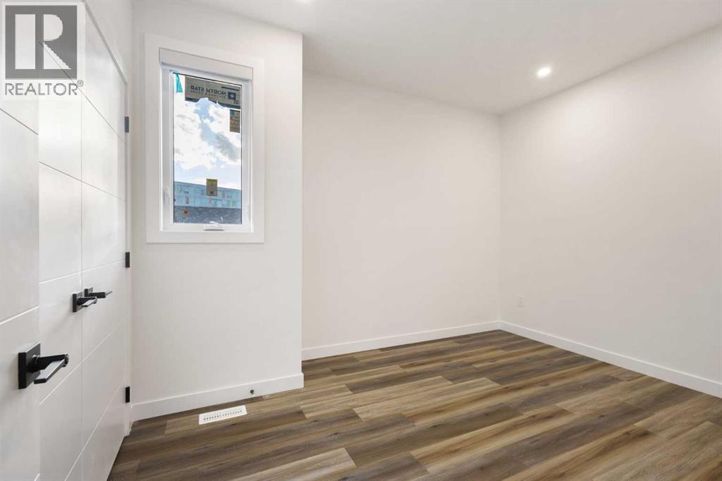 2426 25 Avenue NW - 26