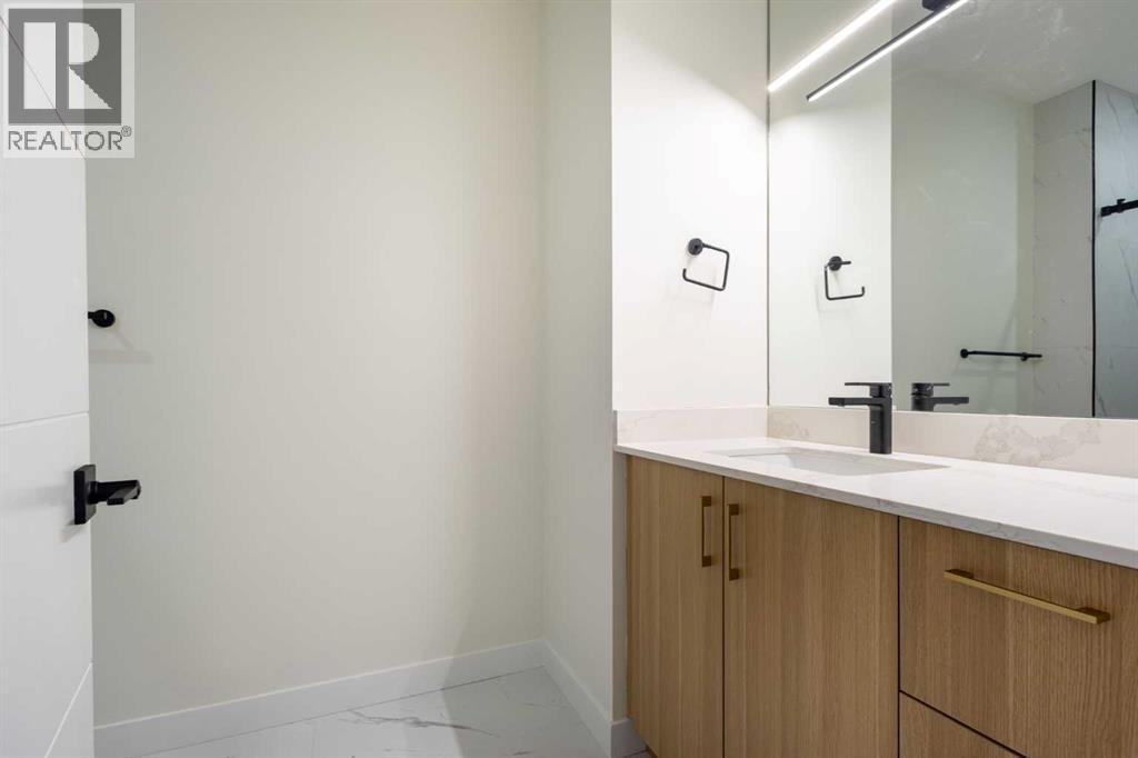 2426 25 Avenue NW - 35
