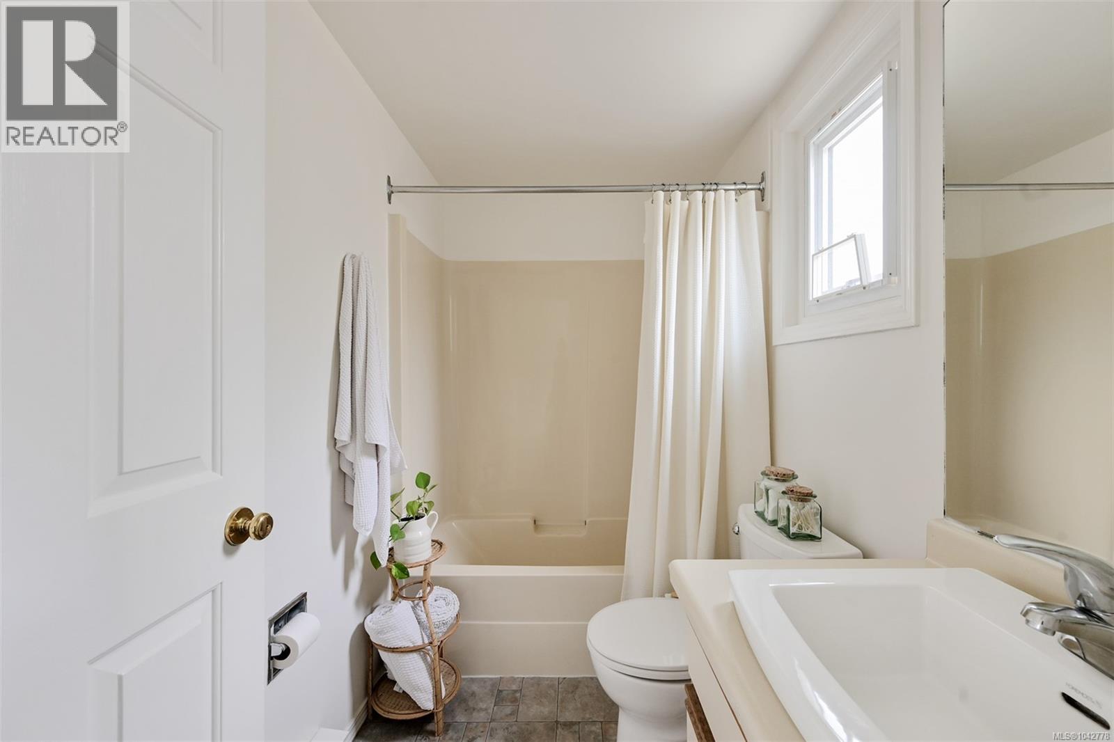 7 947 Caledonia Avenue, Victoria