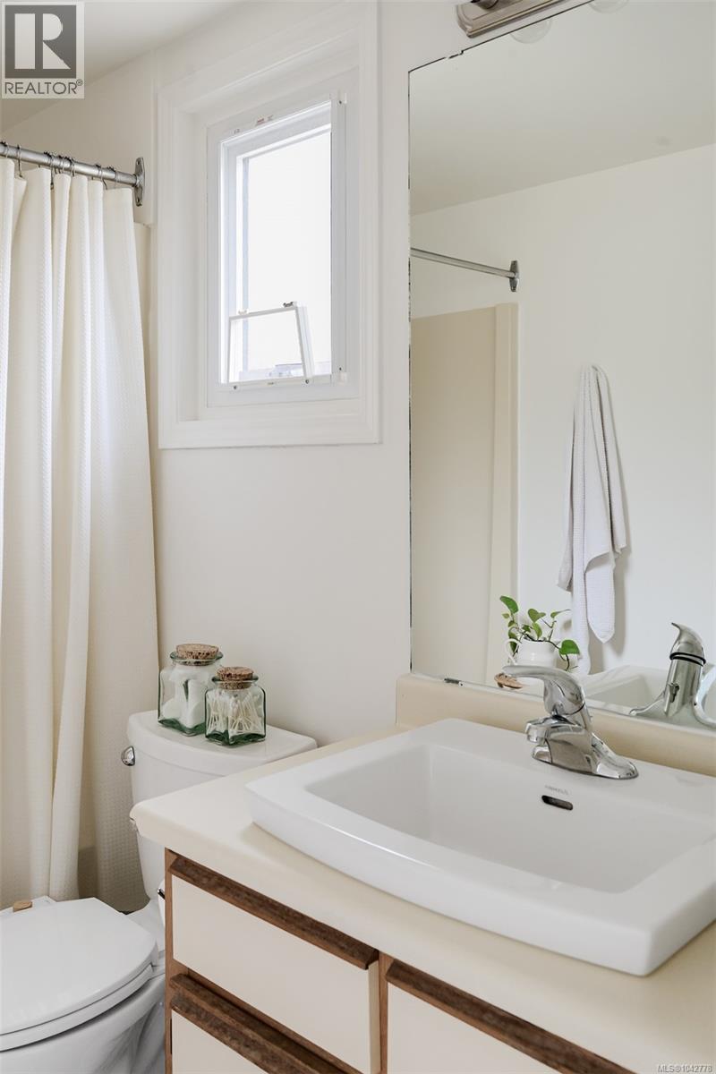 7 947 Caledonia Avenue, Victoria