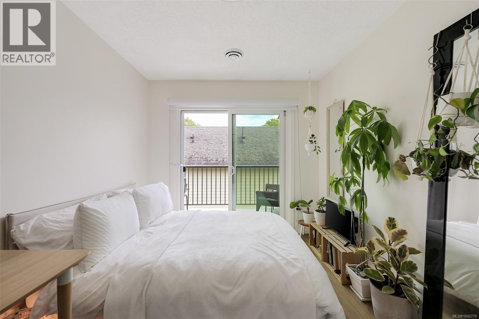 7 947 Caledonia Avenue, Victoria