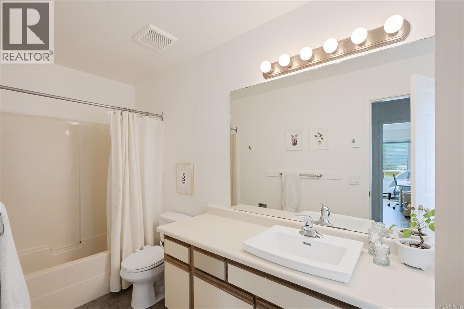 7 947 Caledonia Avenue, Victoria