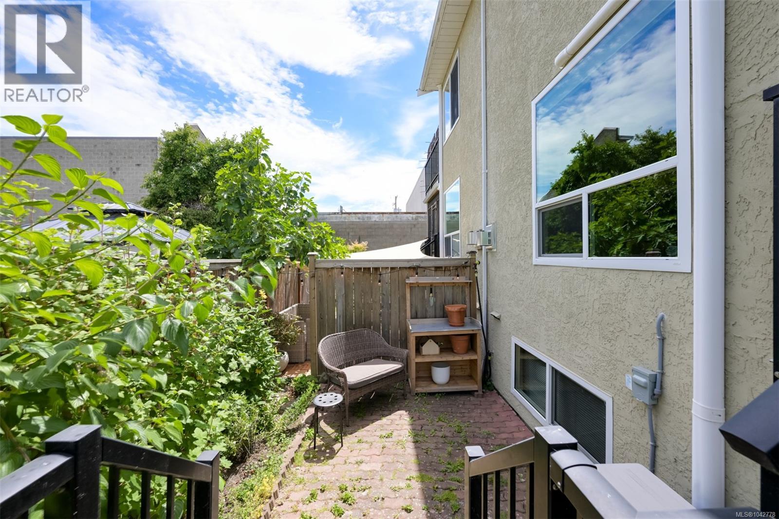 7 947 Caledonia Avenue, Victoria