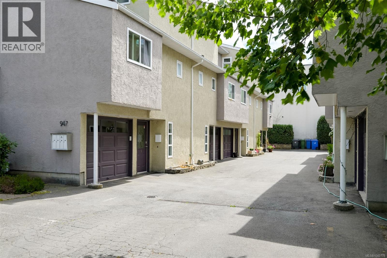7 947 Caledonia Avenue, Victoria