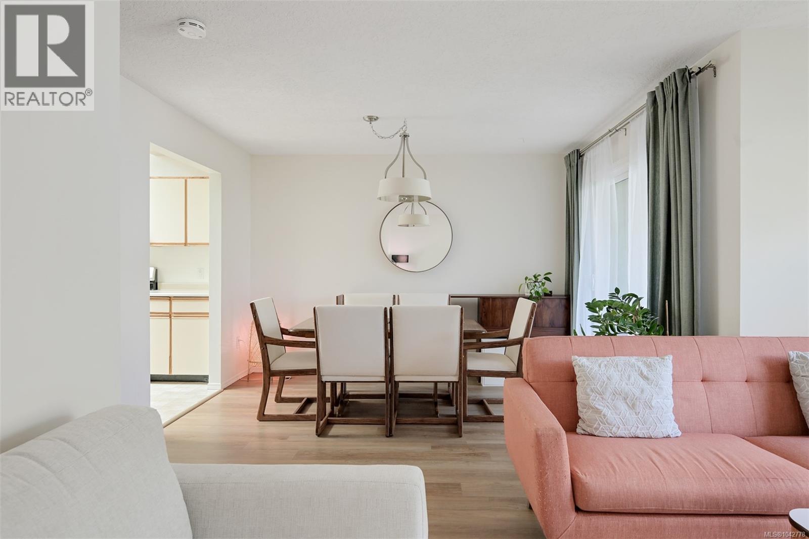 7 947 Caledonia Avenue, Victoria