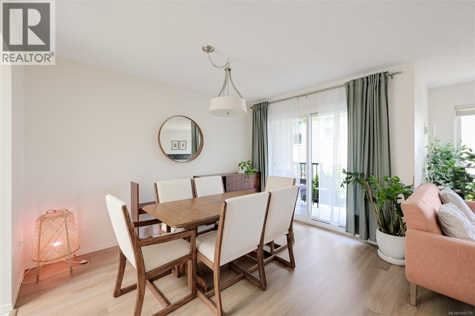 7 947 Caledonia Avenue, Victoria