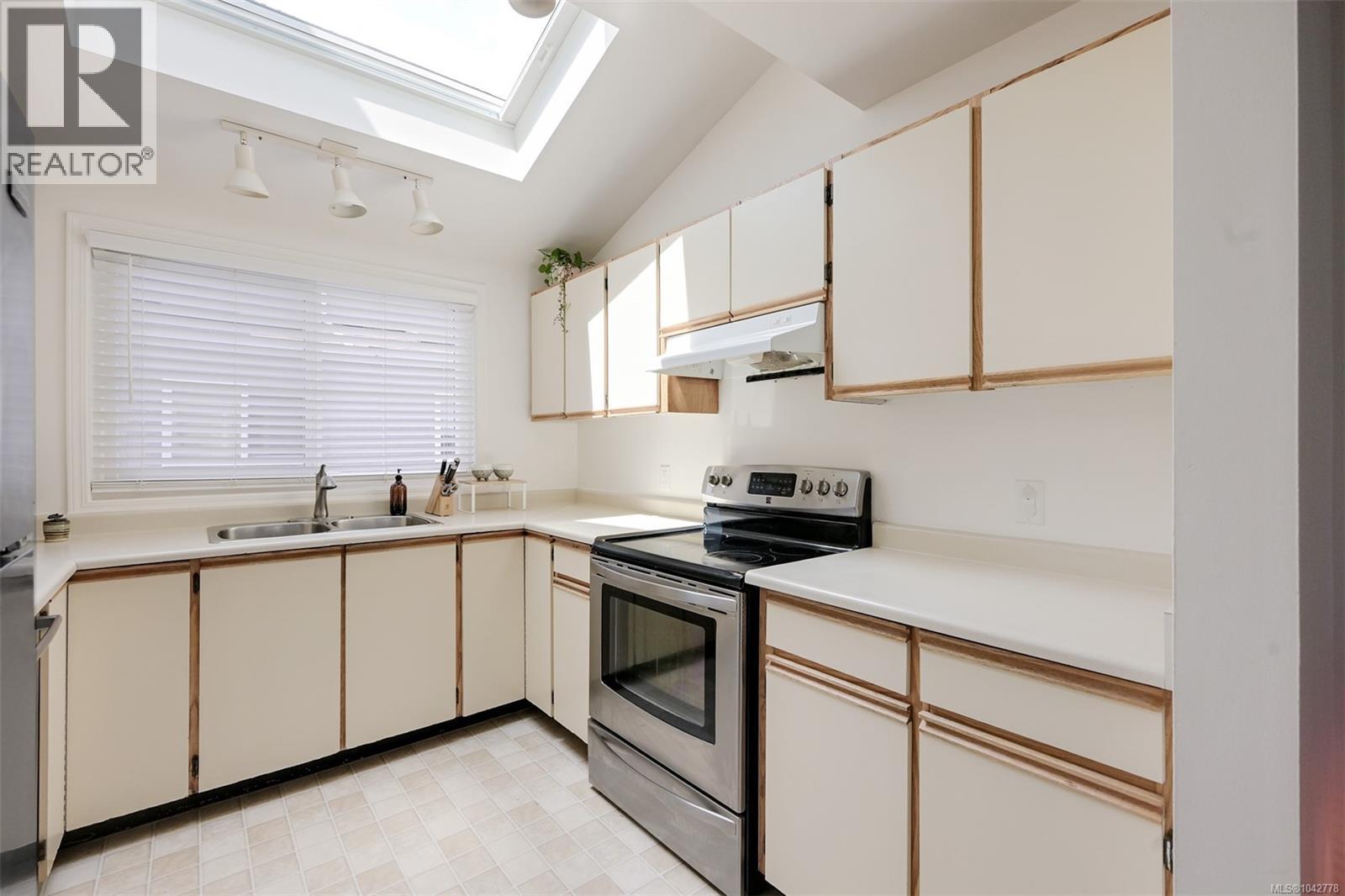 7 947 Caledonia Avenue, Victoria