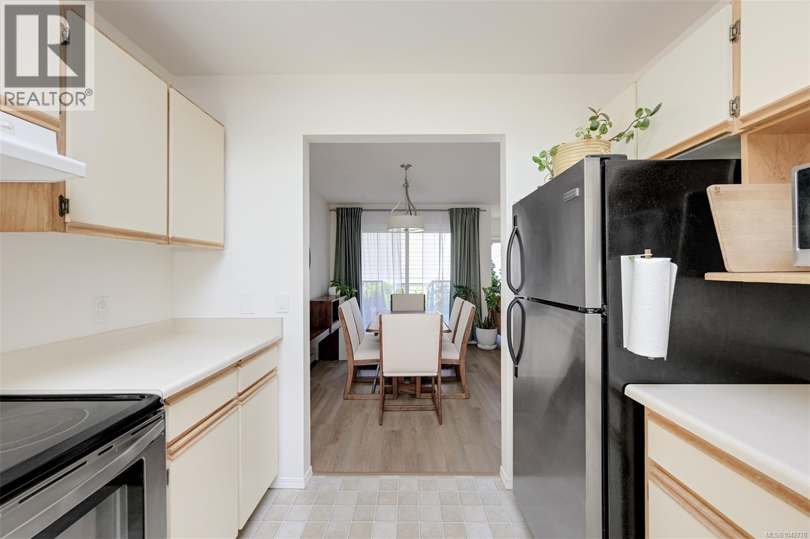 7 947 Caledonia Avenue, Victoria