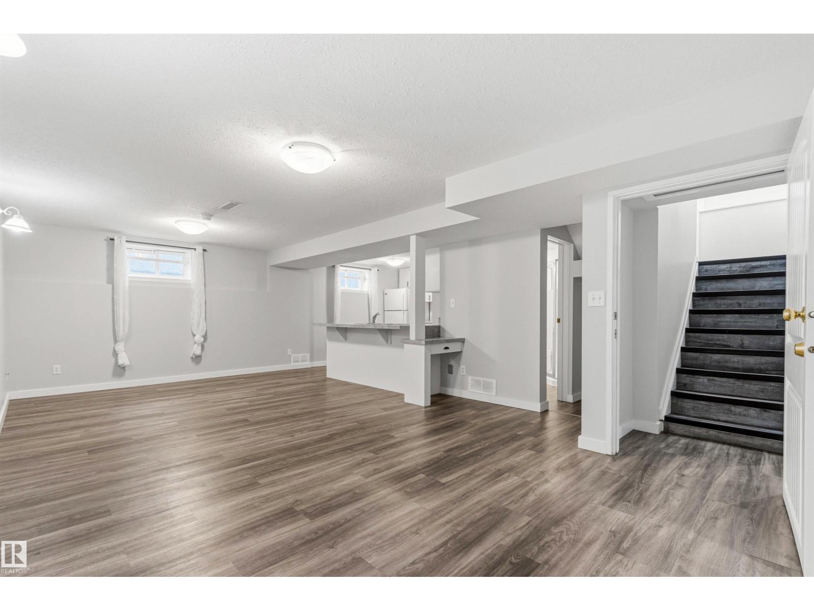 7924 89 AV NW - 32
