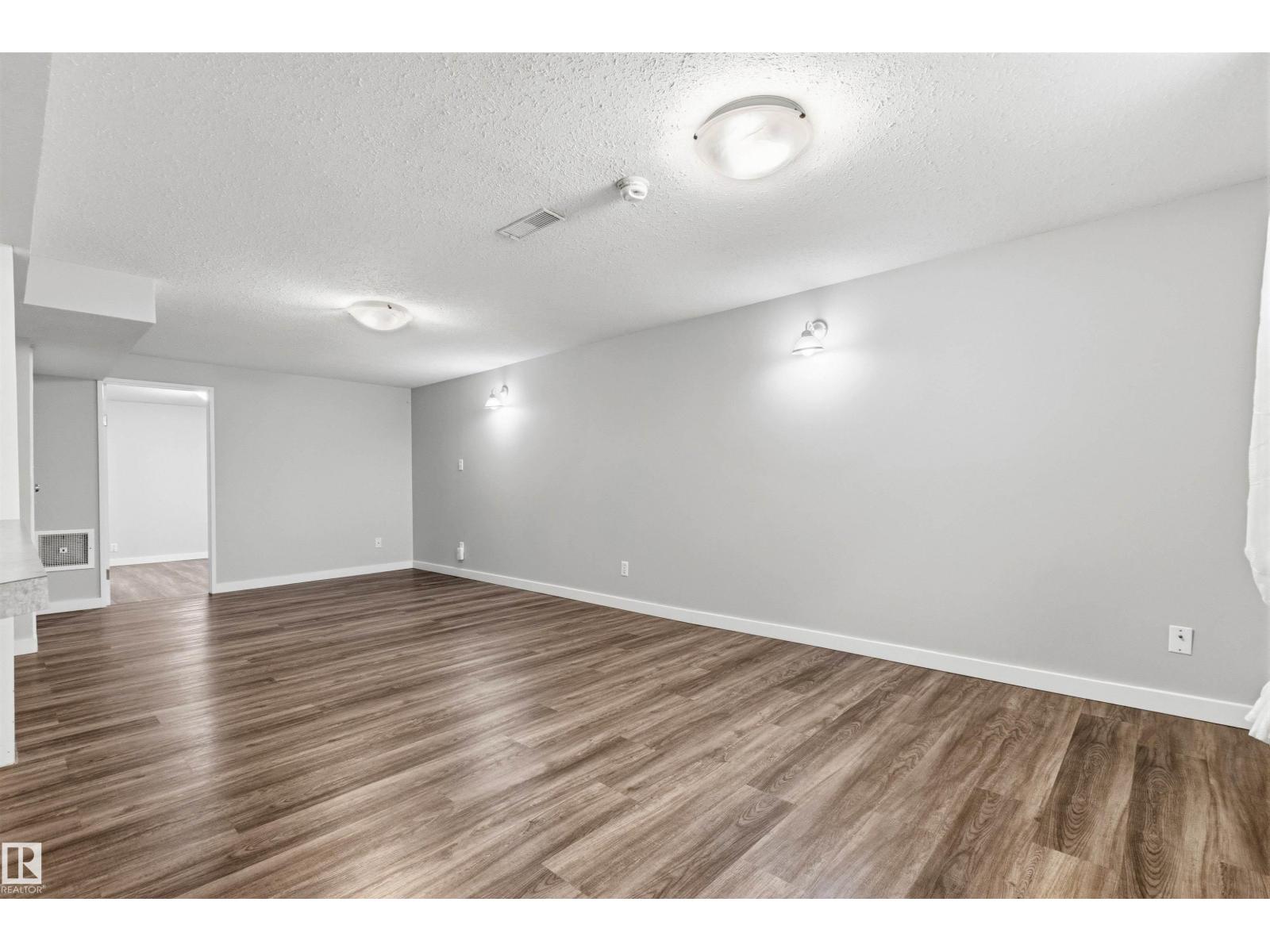 7924 89 AV NW - 35