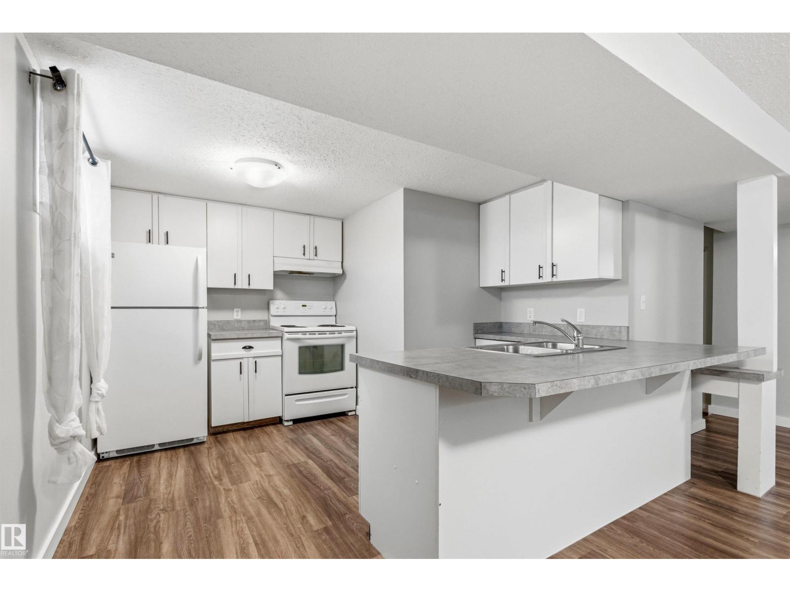7924 89 AV NW - 37