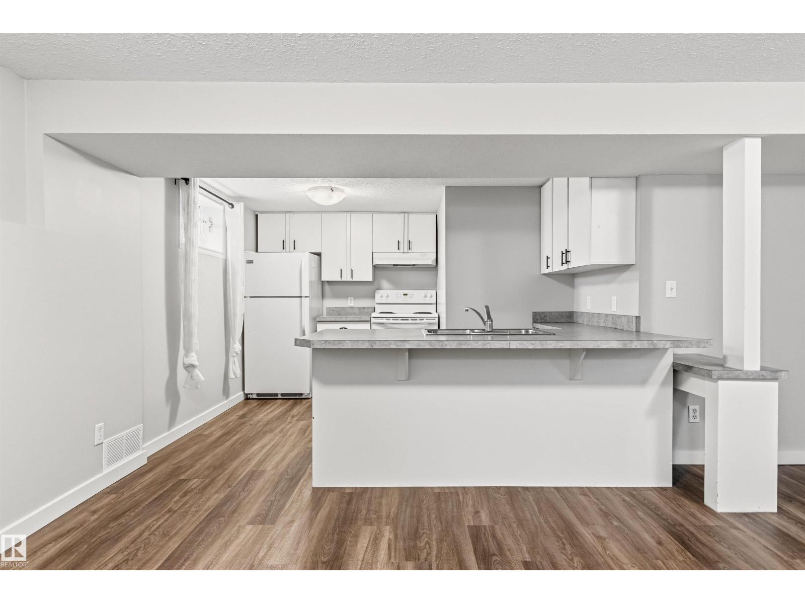 7924 89 AV NW - 38