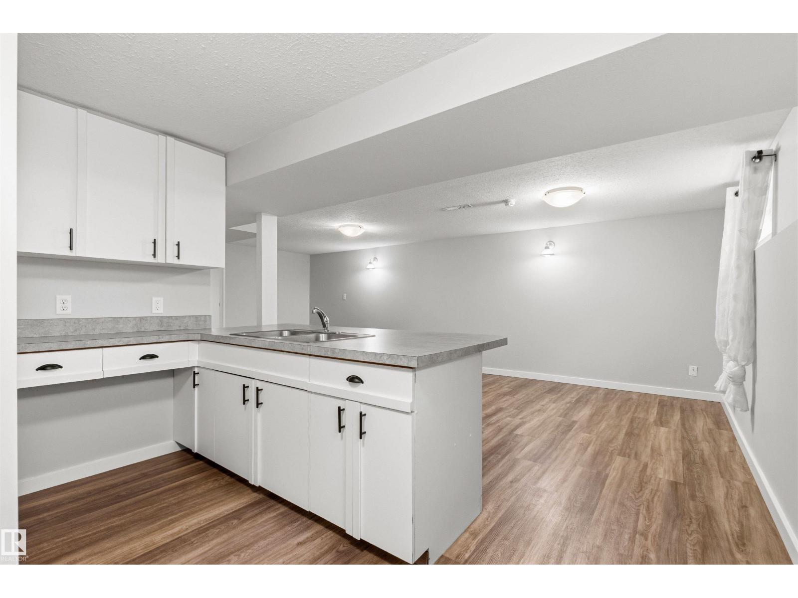 7924 89 AV NW - 40