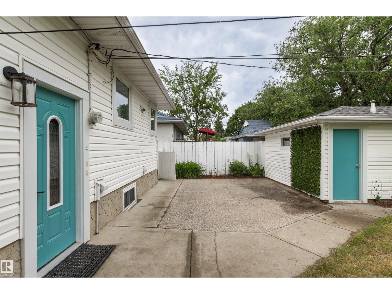 7924 89 AV NW - 50