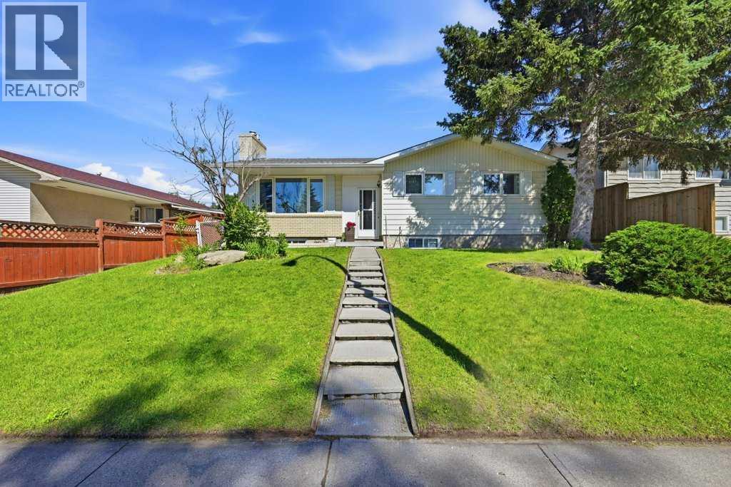 2415 Vista Crescent NE - 2