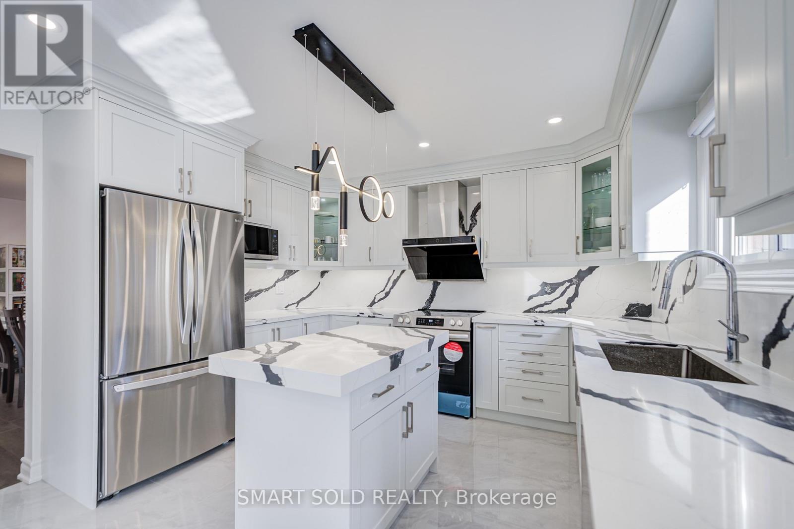 33 LOVE CRESCENT - Image 12
