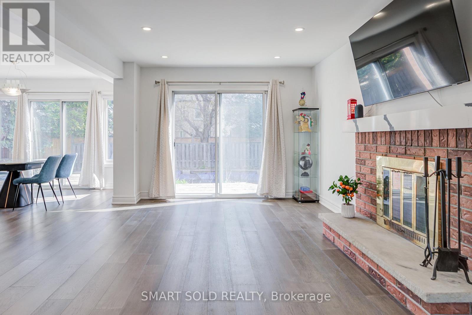 33 LOVE CRESCENT - Image 14
