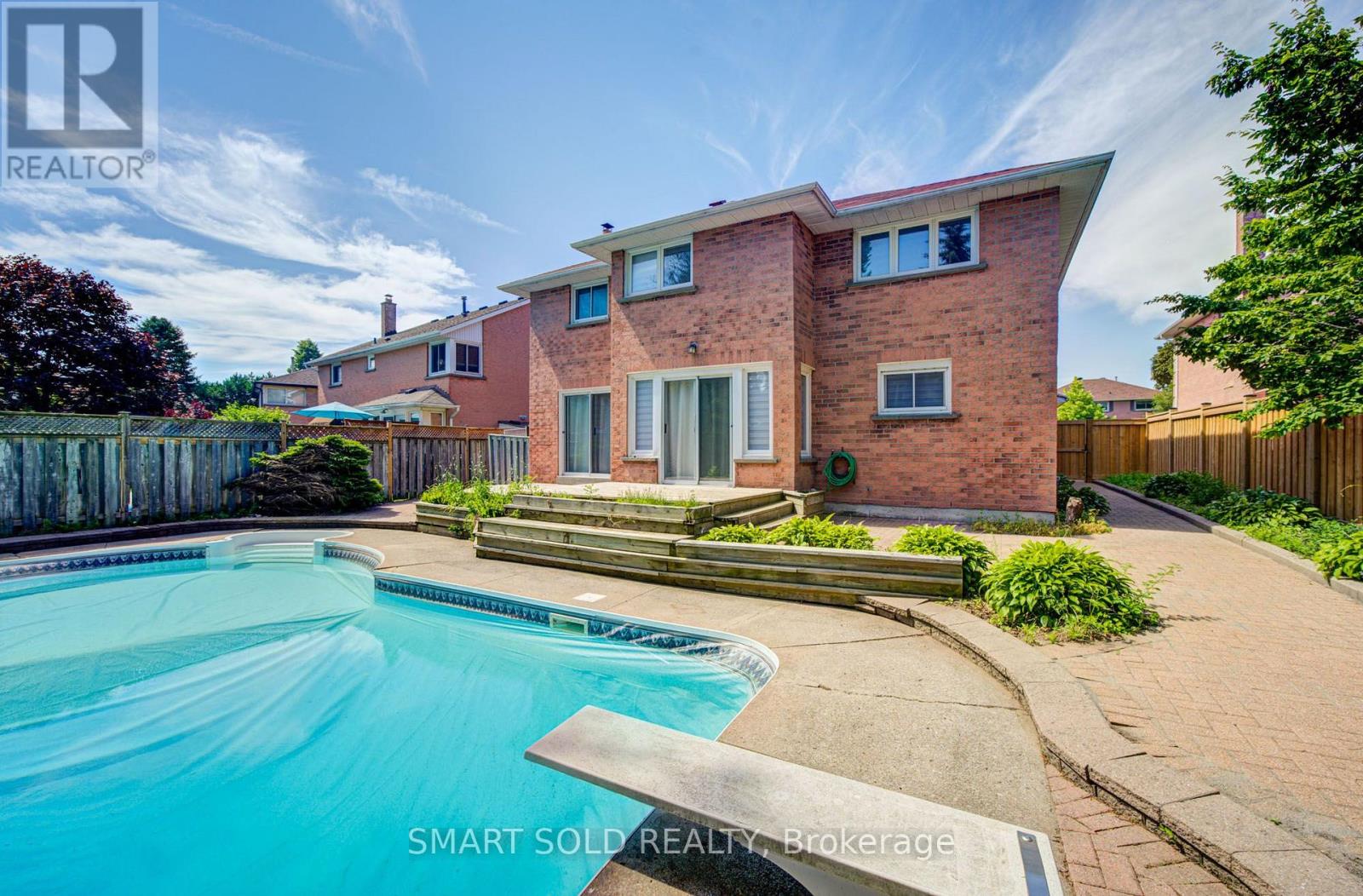 33 LOVE CRESCENT - Image 46