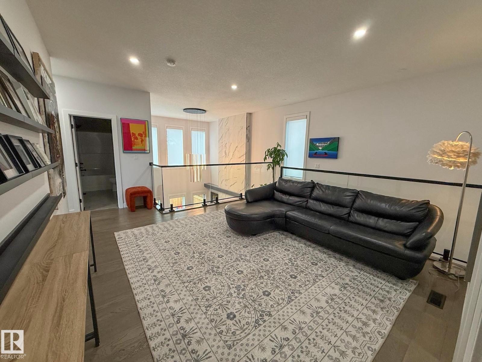 6005 107 ST NW - 29