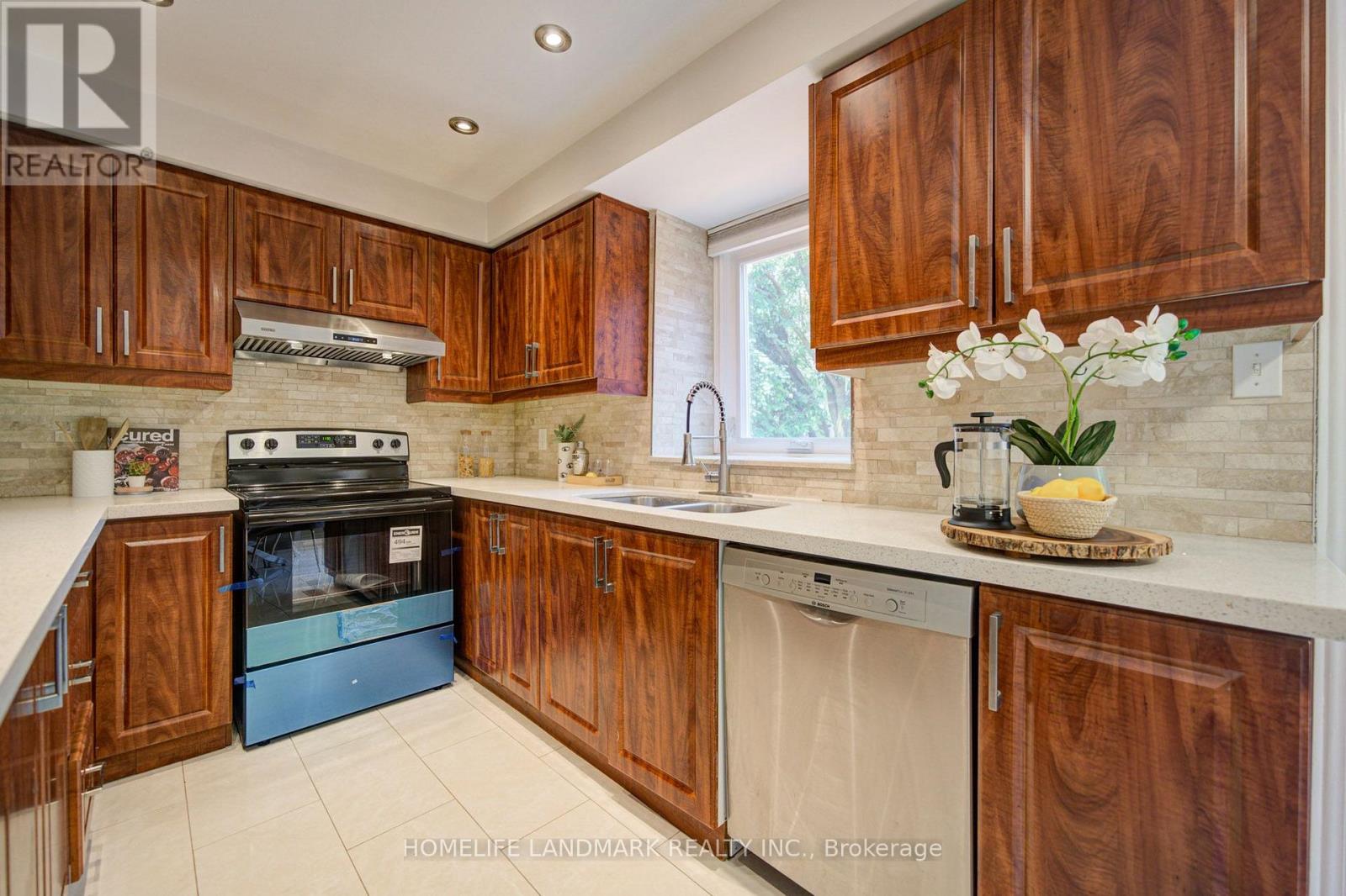 1091 QUEENS AVENUE - 16