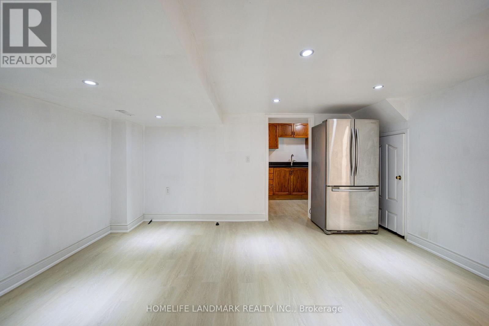1091 QUEENS AVENUE - 38