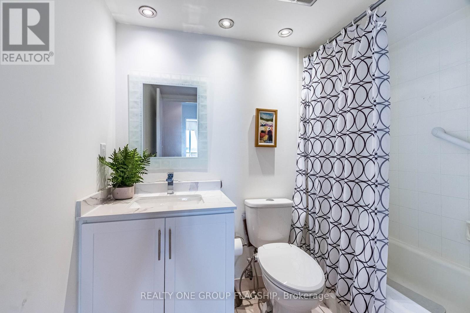 #1209 50 ELM DRIVE E - 18